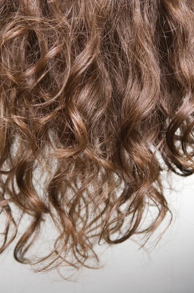 Hnědé kudrnaté vlasy — Stock fotografie