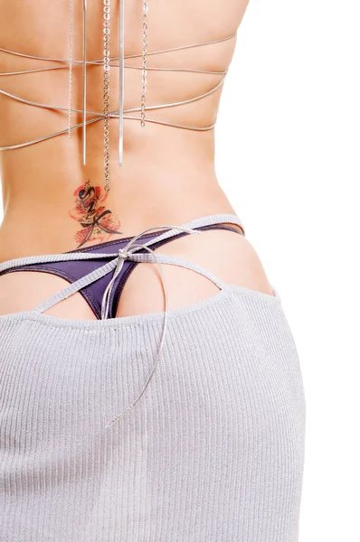 Feminin tillbaka med tatuering — Stockfoto