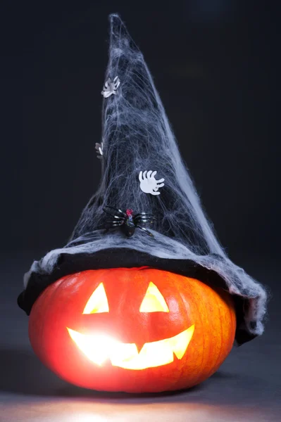 Halloween oranje pompoen met heks hoed — Stockfoto