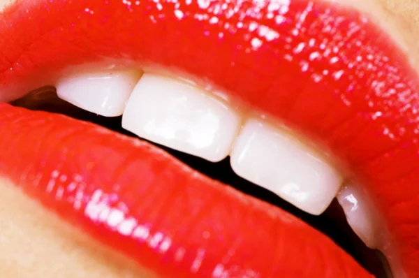 Lápiz labial rojo en los labios — Foto de Stock