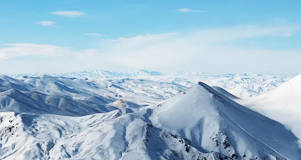 Montanhas nevadas sob belo céu — Fotografia de Stock