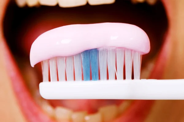 Οδοντόβουρτσα και ανοιχτό το στόμα — Φωτογραφία Αρχείου