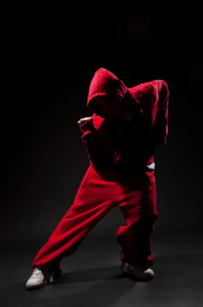 Городской танцор в темноте — стоковое фото