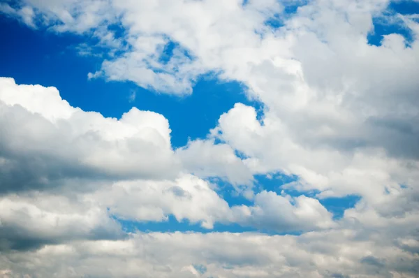 Beyaz bulutlar gökyüzü üzerinde — Stok fotoğraf