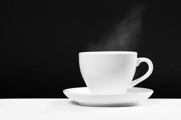 Біла чашка з гарячим напоєм — стокове фото