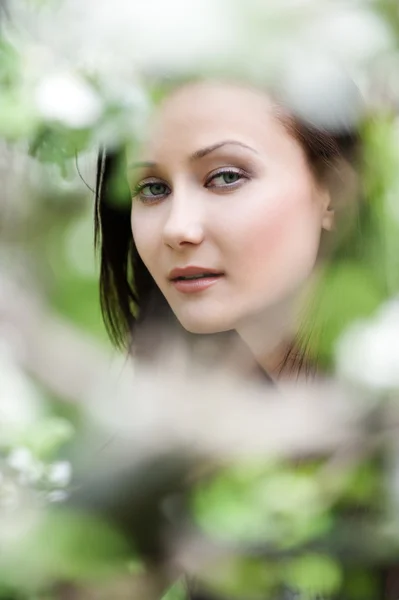Attractive young woman in park — Stock Photo, Image