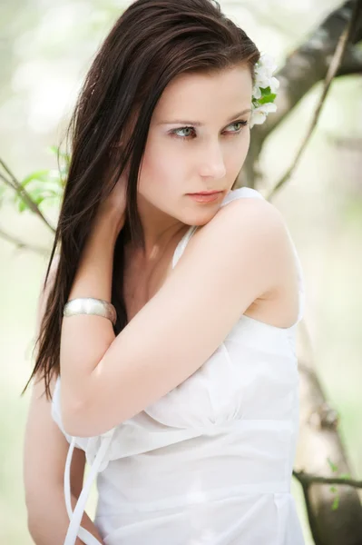 Atraktivní mladá žena v parku — Stock fotografie