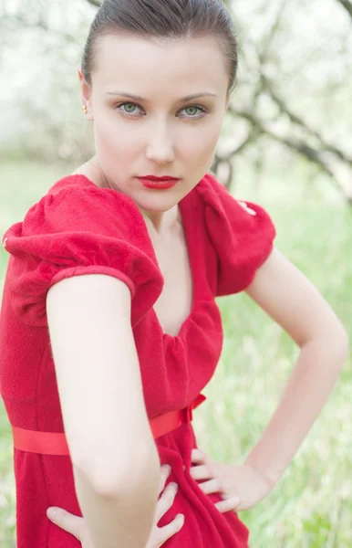Schönes Modell im roten Kleid — Stockfoto