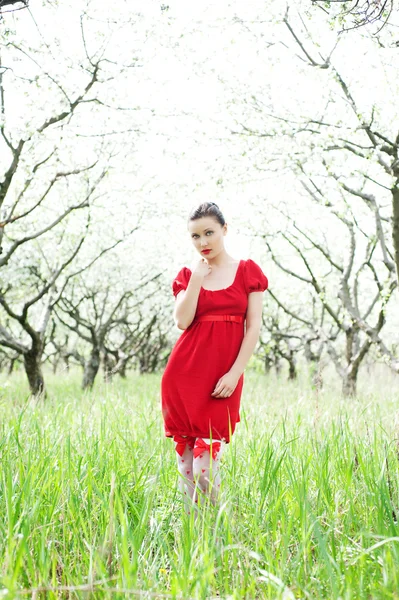 Belle femme en robe rouge — Photo