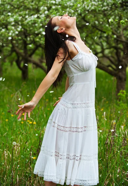 Carefree young woman in park — Stock Photo, Image