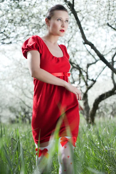Glamour kvinna i röd klänning — Stockfoto