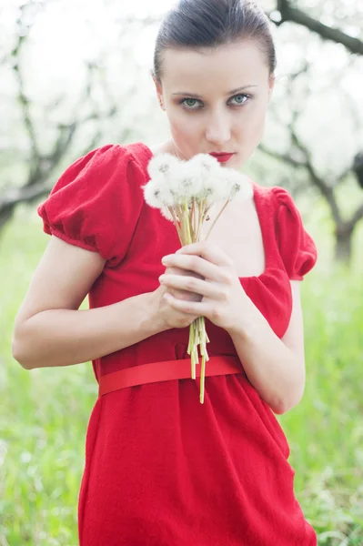 A jelige piros ruhás nő — Stock Fotó