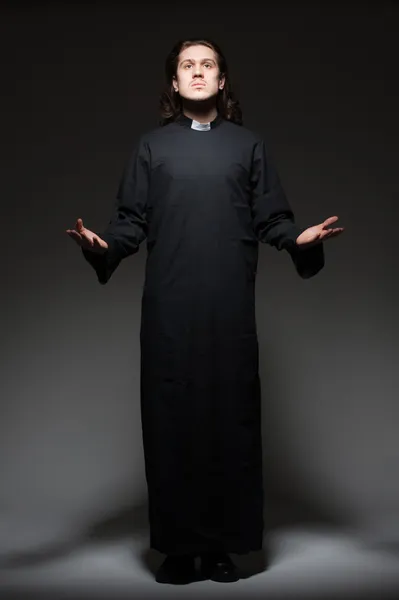 Mladý kněz modlí — Stock fotografie