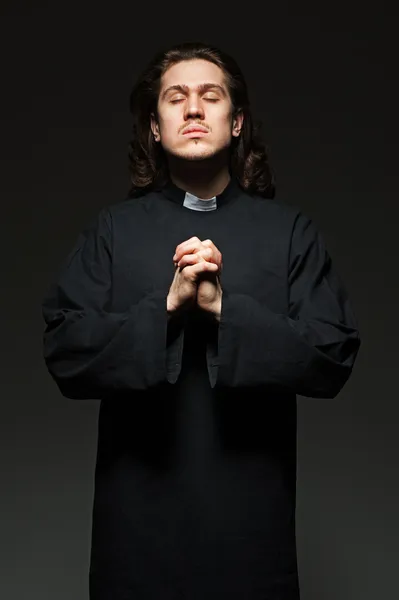 Il giovane sacerdote prega — Foto Stock