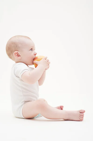 Baby mit gelbem Apfel — Stockfoto