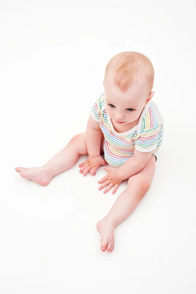 Söt baby sitter på golvet — Stockfoto