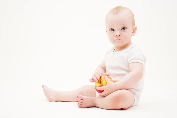 Niño bonito con manzana amarilla — Foto de Stock