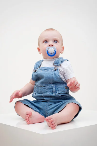 Kleiner Junge mit Babyattrappe — Stockfoto