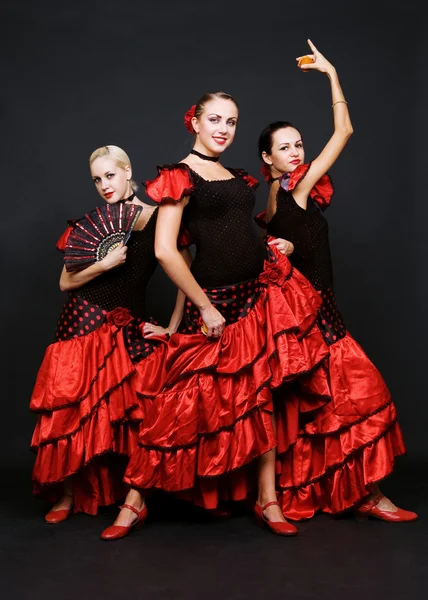 Tre dansare i spanska klänningar — Stockfoto