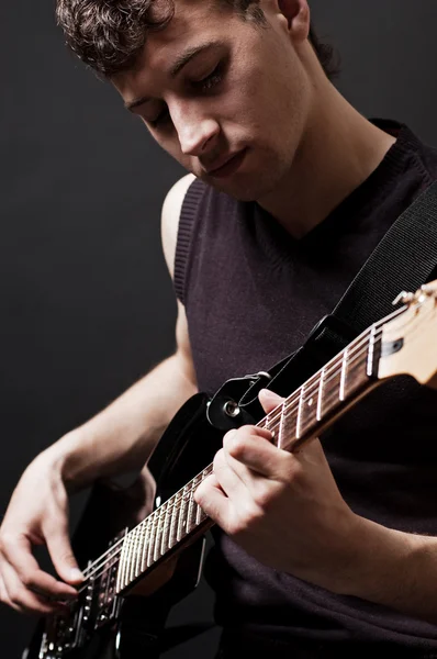 Attraktiver Musiker mit Gitarre — Stockfoto