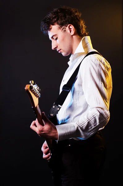 Гитарист на сцене — стоковое фото