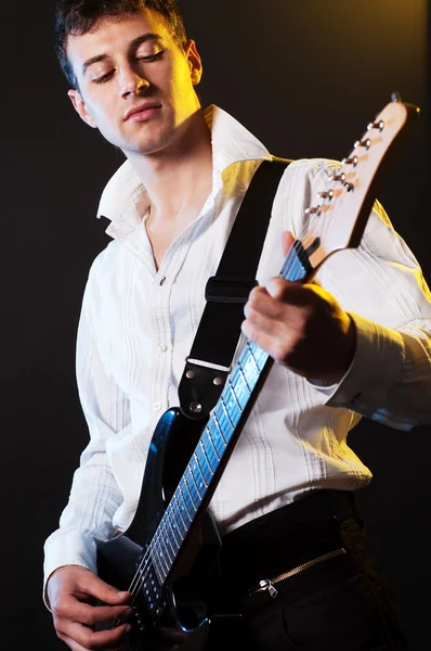 Yakışıklı gitarist — Stok fotoğraf