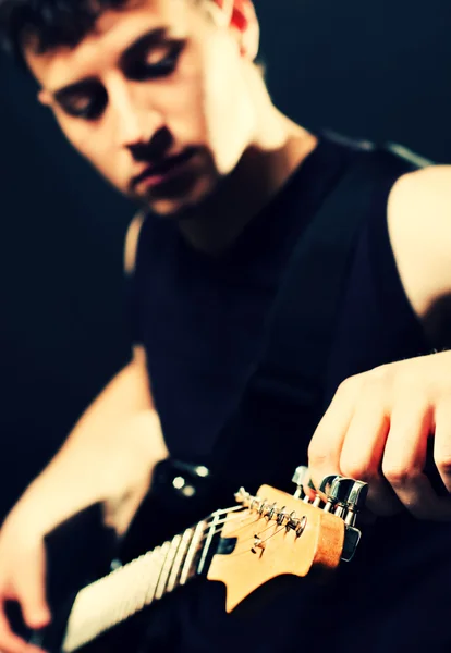 Музыкант настроил гитару — стоковое фото