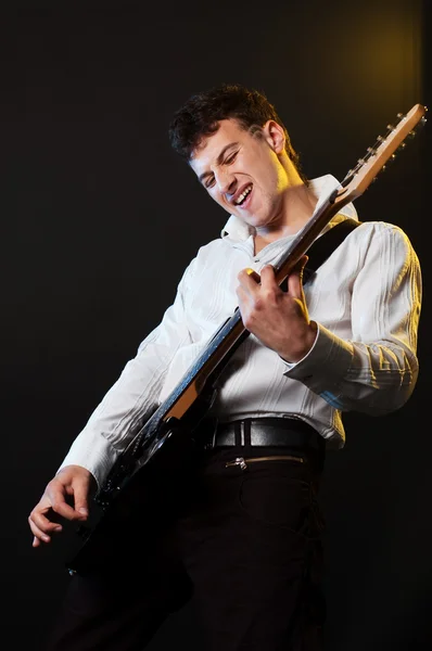 Passionate performer with guitar — Stock Photo, Image