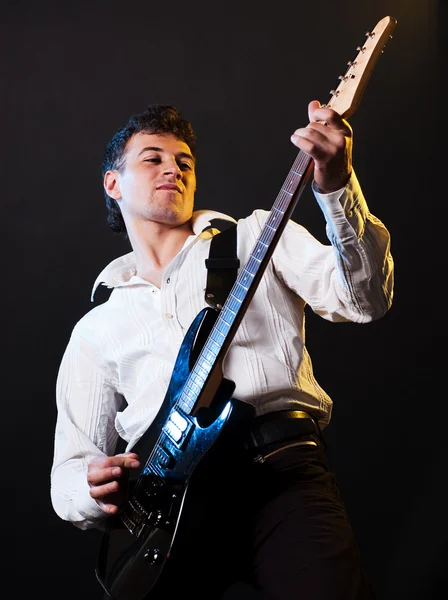 Performer tocando guitarra — Fotografia de Stock