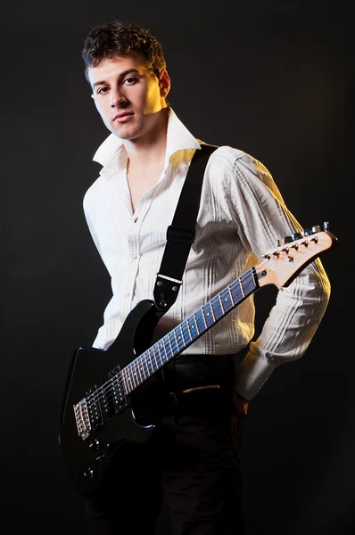 Performer com guitarra — Fotografia de Stock