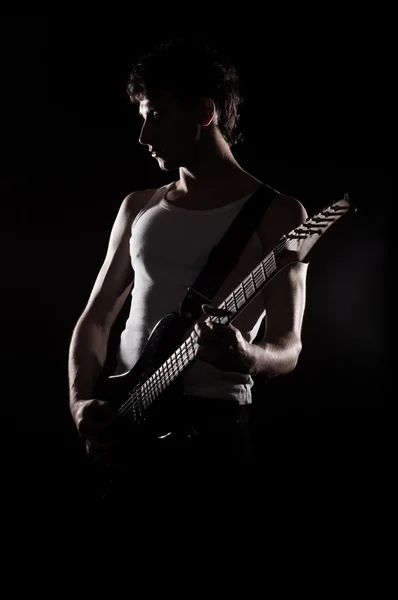 Silhouet van muzikant met gitaar — Stockfoto