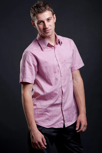 Usměvavý muž v růžové košili — Stock fotografie