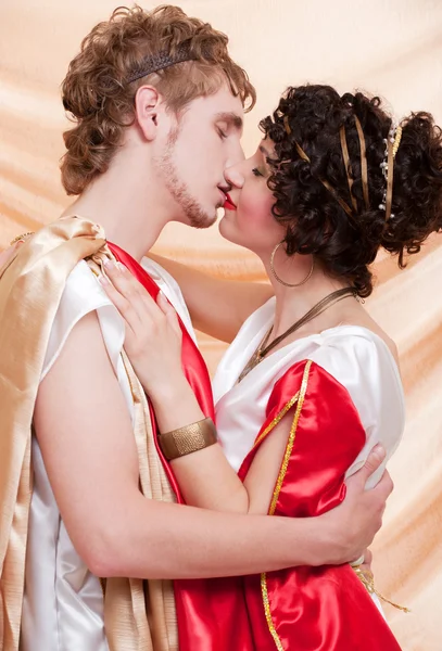 Casal de amado está beijando — Fotografia de Stock