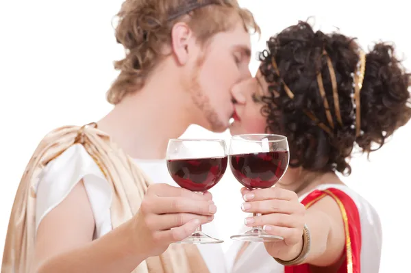 Couple baiser avec des verres de vin — Photo