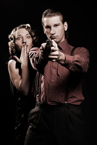 Homem com arma protegendo sua mulher — Fotografia de Stock