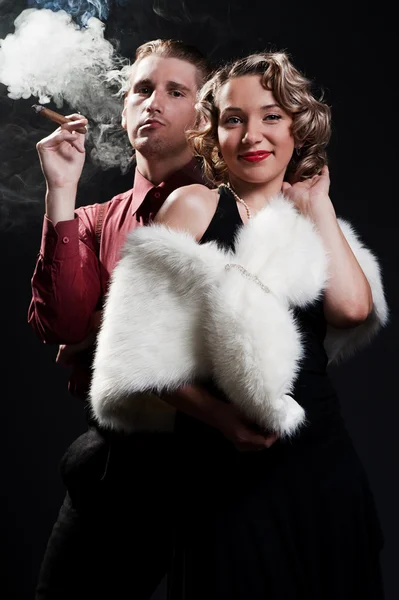 Retrato de hombre con cigarro y mujer elegante — Foto de Stock