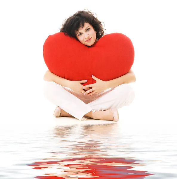 Boldog, fiatal nő, nagy vörös szív — Stock Fotó