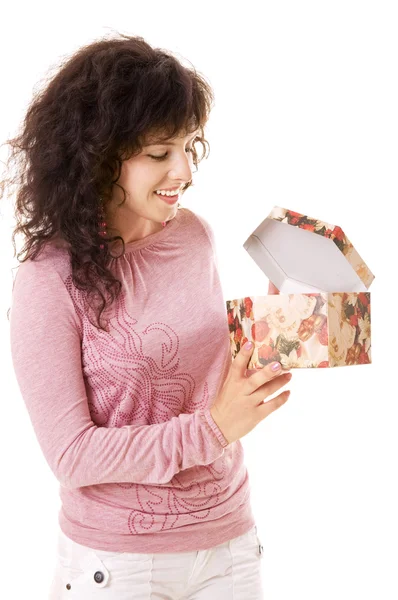 Menina sorridente olhando na caixa de presente — Fotografia de Stock