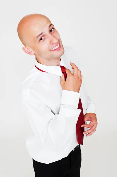 Homme d'affaires souriant avec cravate rouge — Photo
