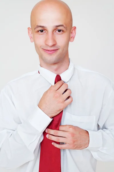 Hombre de negocios sonriente con corbata roja — Foto de Stock