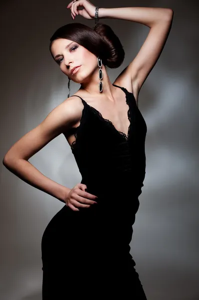 Donna seducente in abito nero — Foto Stock
