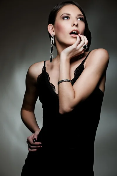 Prachtige model in zwarte jurk — Stockfoto