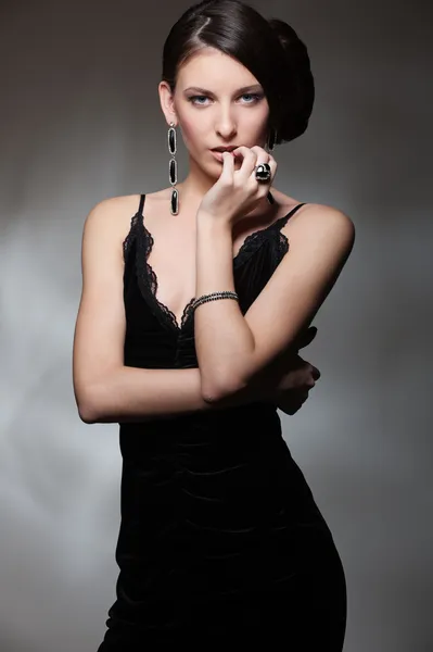Seksowny szczupły kobieta w czarnej sukni — Zdjęcie stockowe