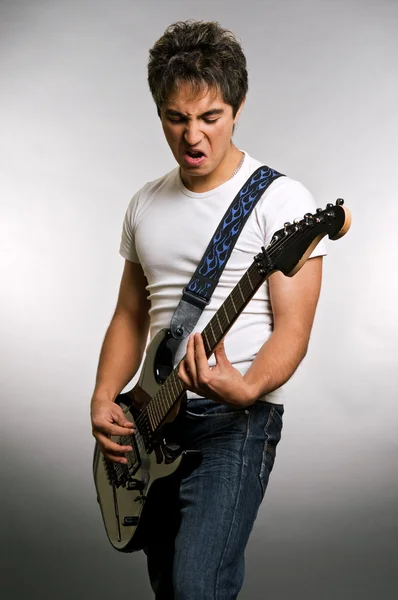 Homem emocional tocando na guitarra — Fotografia de Stock