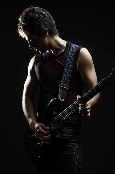 Guitarrista no escuro — Fotografia de Stock