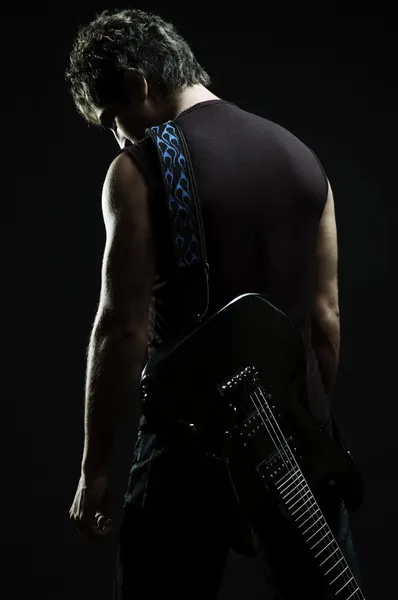 Mann mit Gitarre in der Dunkelheit — Stockfoto