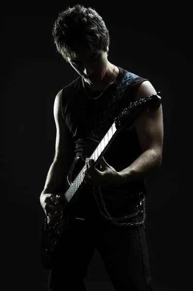 Músico tocando na escuridão — Fotografia de Stock