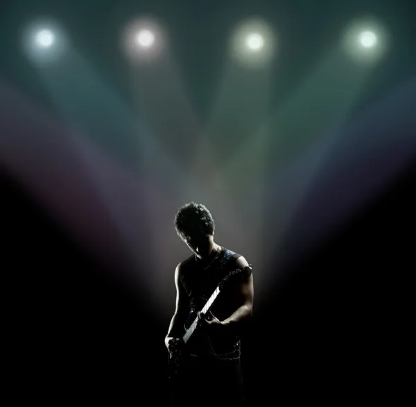 Músico tocando la guitarra en el escenario — Foto de Stock