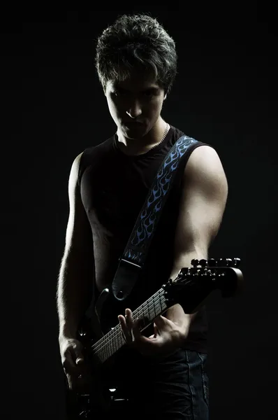 Silhouette d'homme avec guitare — Photo