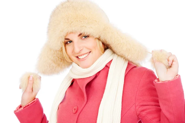 Ritratto di donna sorridente in cappello di pelliccia — Foto Stock